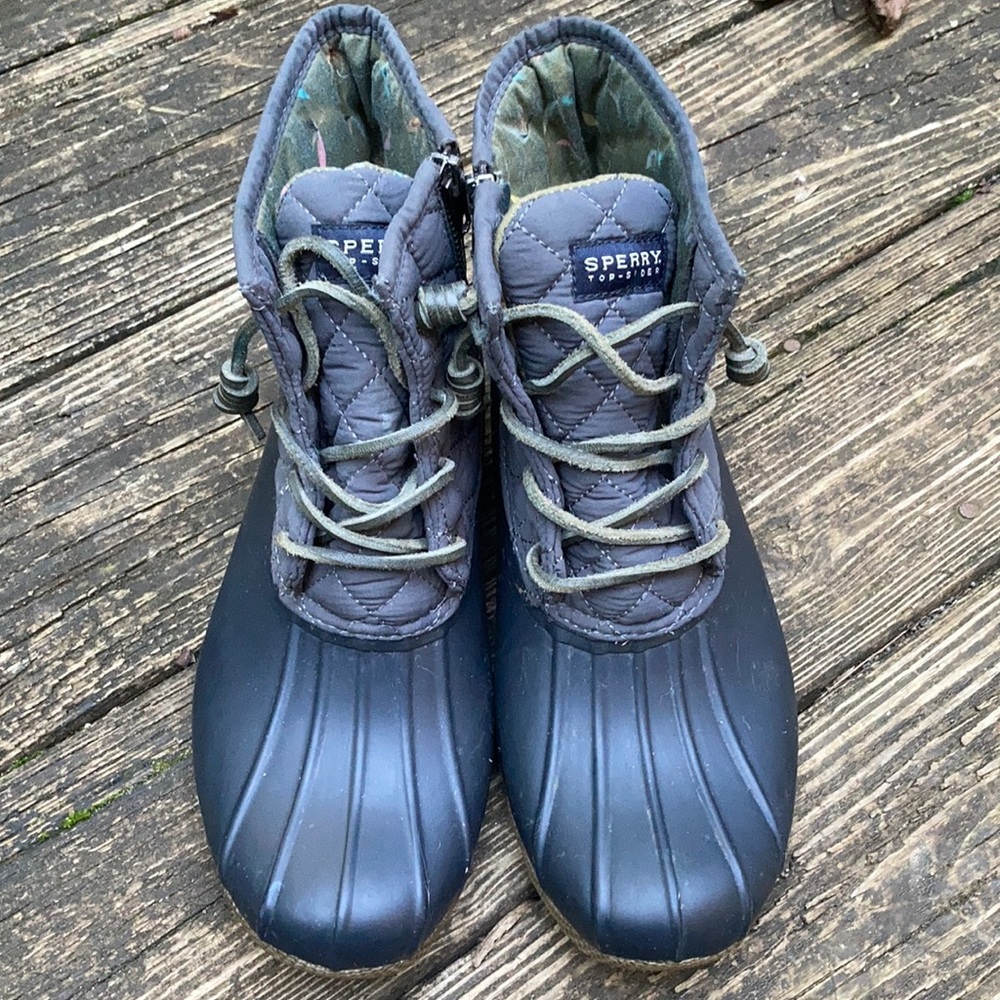 Sperry Saltwater Quilted Duck Boot Navy/Gray Sz 8